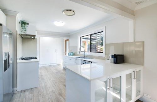 Wyongah Maison | Spacious House with Pool - 5 min walk to Lake
