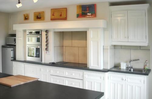 Kells Maison | Spacious house with sea and mountain views, Co. Kerry