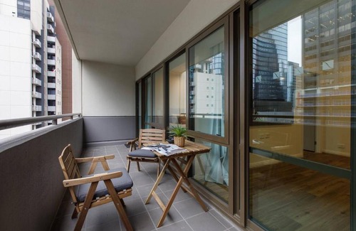 Chinatown Appartement | Spacious Inner-city Stay with King Bed and Balcony