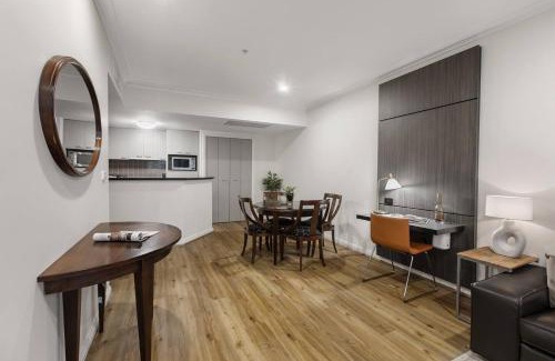 Chinatown Appartement | Spacious Inner-city Stay with King Bed and Balcony