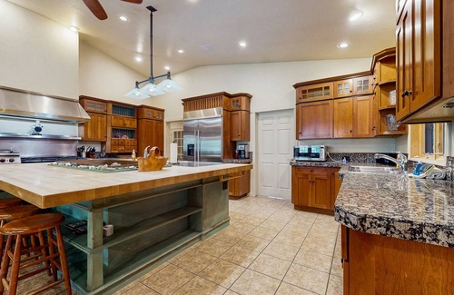 Bellevue Maison | Spacious & inviting home near town with jetted tub, gas fireplace & WiFi