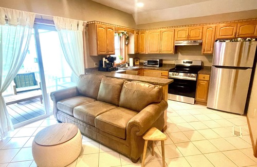 Erie County Appartement | Spacious King Bed Suite at Antique Store