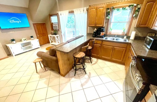 Erie County Appartement | Spacious King Bed Suite at Antique Store