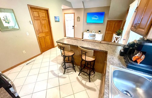 Erie County Appartement | Spacious King Bed Suite at Antique Store