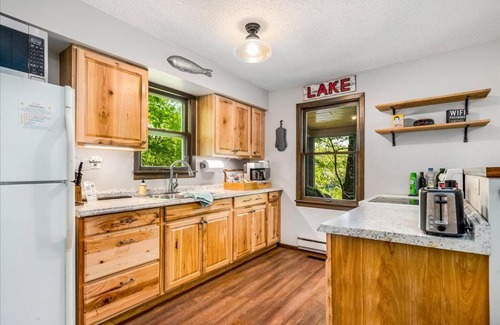 Almelund Maison | Spacious Lake House + Fast WIFI + Coffee Bar + Gorgeous Views!