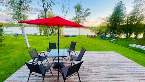 Colborne Villa | Spacious Lakefront Cottage Just 12 Mins to Hwy401