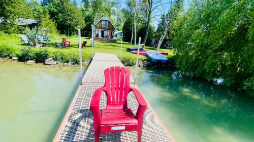 Colborne Villa | Spacious Lakefront Cottage Just 12 Mins to Hwy401