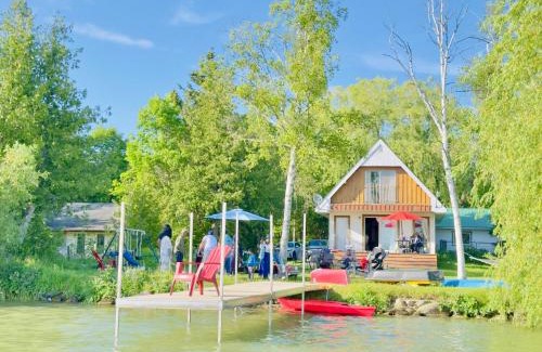 Colborne Villa | Spacious Lakefront Cottage Just 12 Mins to Hwy401