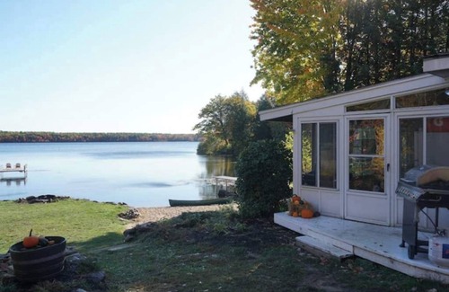 Farmington Maison | Spacious lakefront home with 5 bedrooms & hot tub!