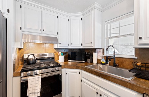 Warr Acres Maison | Spacious Lakefront View With Hot Tub and Pool NH