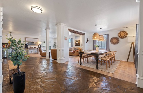 Warr Acres Maison | Spacious Lakefront View With Hot Tub and Pool NH