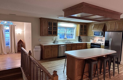 Norwood Maison | Spacious Lakehouse, Huge Flat Yard, Premium Linens Included!