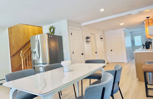 Coventry Maison | Spacious Lakehouse w/ Private Beach