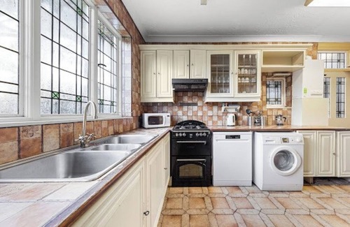 Cranbrook Maison | Spacious large house with private parking, perfect for families or groups.