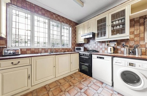Cranbrook Maison | Spacious large house with private parking, perfect for families or groups.