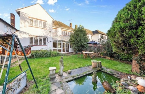 Cranbrook Maison | Spacious large house with private parking, perfect for families or groups.