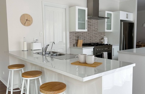 Littlehampton Maison | Spacious Littlehampton Lodge - 4 Bedroom Home with AC