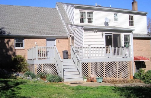 Lynchburg Maison | Spacious living 3+ bedrooms and huge back yard. 2-car garage & basement