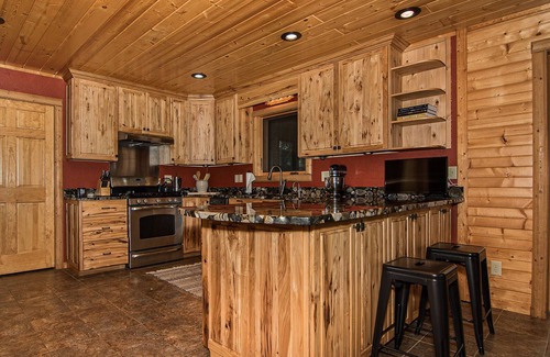 Durango Maison | Spacious Lodge w Private Suites. Close to Galena, Breweries, & Field of Dreams.