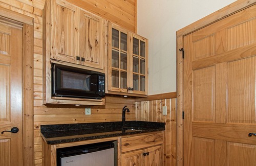 Durango Maison | Spacious Lodge w Private Suites. Close to Galena, Breweries, & Field of Dreams.