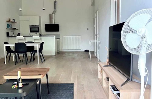 Anderlecht Appartement | Spacious Loft Up to 4 Guests Comfort & Style in Brussel