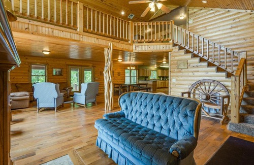 Fairland Maison | Spacious Log Cabin in Fairland, 1 Mi to Grand Lake