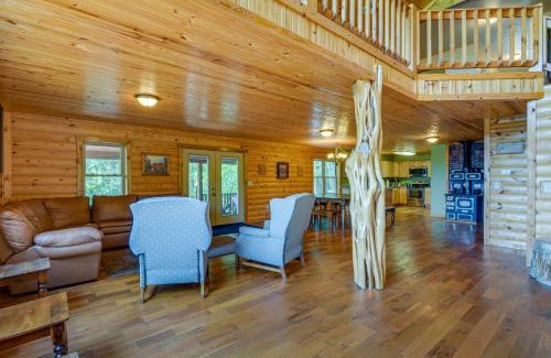 Fairland Maison | Spacious Log Cabin in Fairland, 1 Mi to Grand Lake