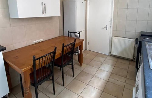 Tottenham Maison | Spacious London House near Tottenham Hotspur Stadium - Sleeps 16