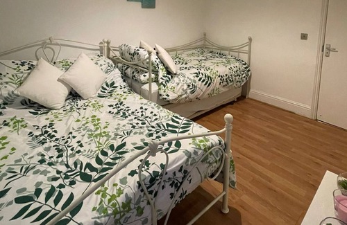 Tottenham Maison | Spacious London House near Tottenham Hotspur Stadium - Sleeps 16