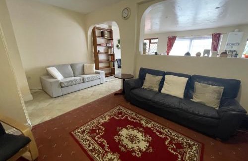 Loxford Appartement | Spacious London House with Parking