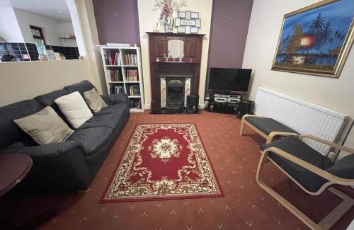 Loxford Appartement | Spacious London House with Parking