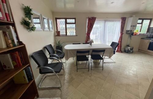 Loxford Appartement | Spacious London House with Parking