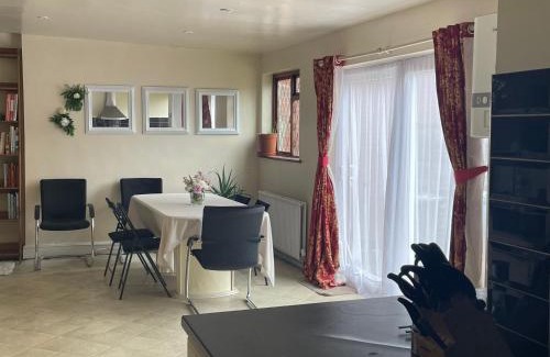 Loxford Appartement | Spacious London House with Parking