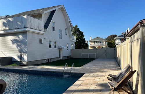 Long Beach Maison | Spacious Long Beach 4-bedroom house, giant pool deck, steps to beach & train