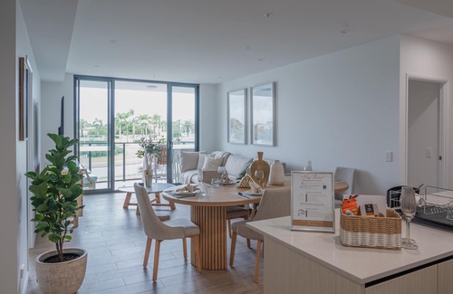 Gold Coast Appartement | Spacious Luxury Apartment Near the Lake in Gold Coast - Prime Location