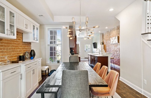 Trinidad Maison | Maison en rangée spacieuse et luxueuse de 3 chambres à 6 pâtés de maisons de la rue H et du marché de l'Union !!!