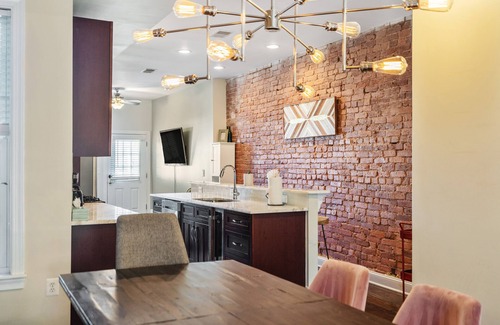 Trinidad Maison | Maison en rangée spacieuse et luxueuse de 3 chambres à 6 pâtés de maisons de la rue H et du marché de l'Union !!!