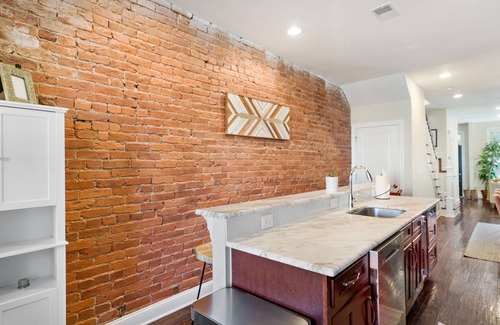 Trinidad Maison | Maison en rangée spacieuse et luxueuse de 3 chambres à 6 pâtés de maisons de la rue H et du marché de l'Union !!!