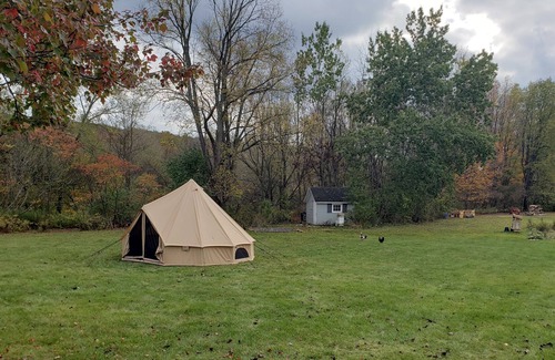 Dale Location De VR | Spacious luxury tent in quiet country setting.