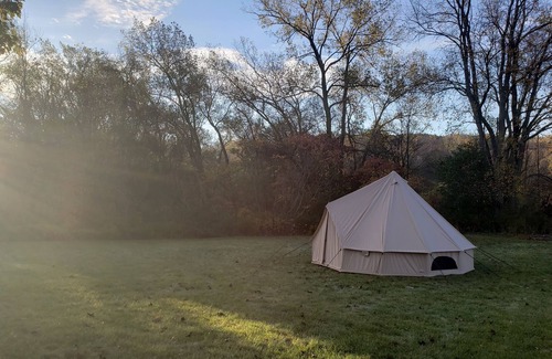 Dale Location De VR | Spacious luxury tent in quiet country setting.