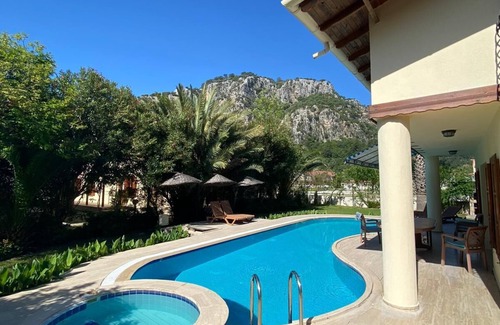 Dalyan City Center Villa | Spacieuse villa de luxe avec piscine privée et magnifique vue sur la montagne