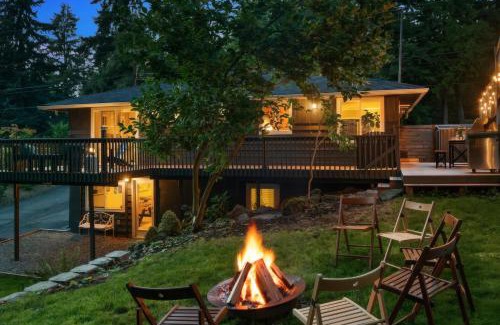 Edmonds Maison | Spacious Main Street Retreat for families and large groups