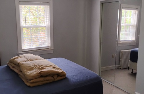 Burleith - Hillandale Lit Et Petit-Déjeuner | Spacious Master Bedroom, attached bath. Six blocks to Georgetown U. USD 2000