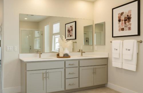 Peters Maison | Spacious Master Bedroom with Private Bath in Manteca Home