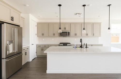 Peters Maison | Spacious Master Bedroom with Private Bath in Manteca Home