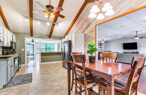 Micanopy Maison | Spacious Micanopy Farmhouse w/ Luxurious Pool!