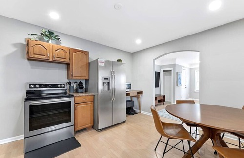Wyandotte Appartement | Spacious Mid Century Modern 1 Bed 1 Bath 65" TV