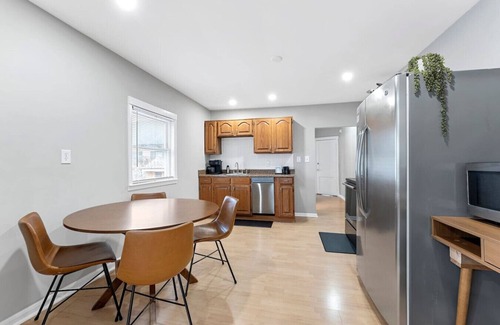 Wyandotte Appartement | Spacious Mid Century Modern 1 Bed 1 Bath 65" TV