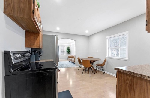 Wyandotte Appartement | Spacious Mid Century Modern 1 Bed 1 Bath 65" TV