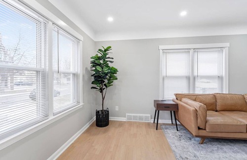 Wyandotte Appartement | Spacious Mid Century Modern 1 Bed 1 Bath 65" TV